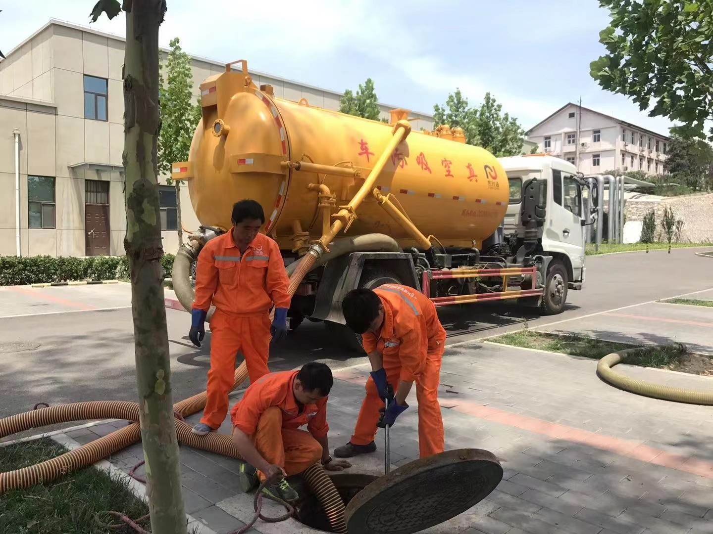 郑州管道疏通车停在窨井附近