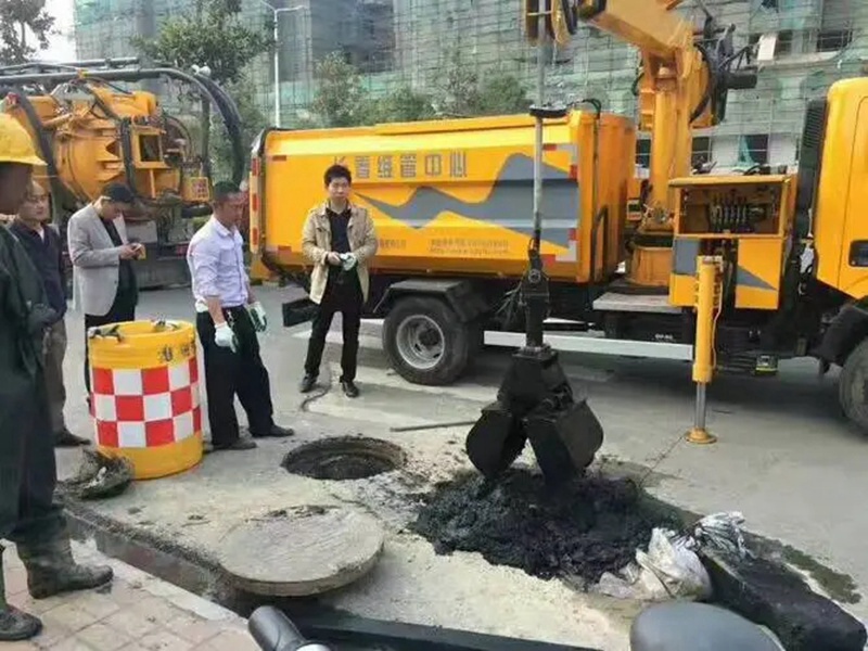 郑州街道：网格员化身“清道夫”，为民解忧疏通“堵心”化粪池