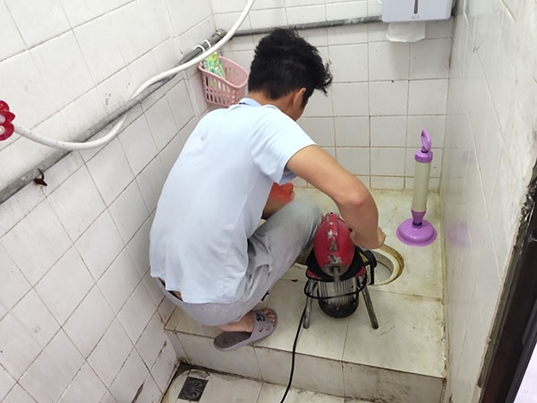 郑州肥皂掉到马桶里把马桶堵住了怎么办？马桶堵住了怎么办