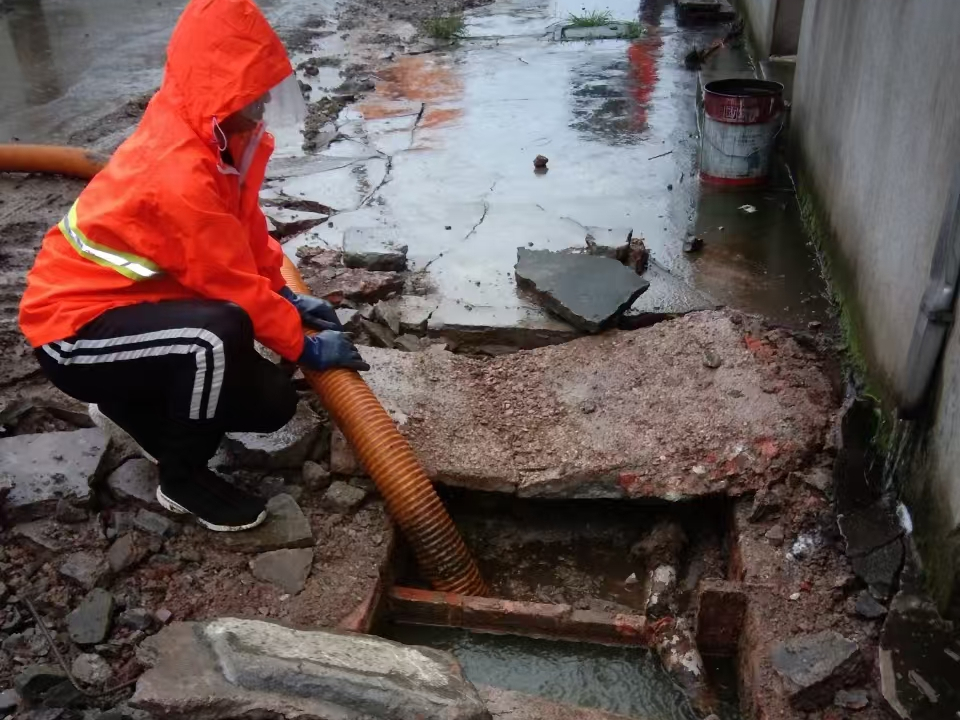 郑州专业清理污水池 炜誉市政以规范流程守护城市 “肠道”