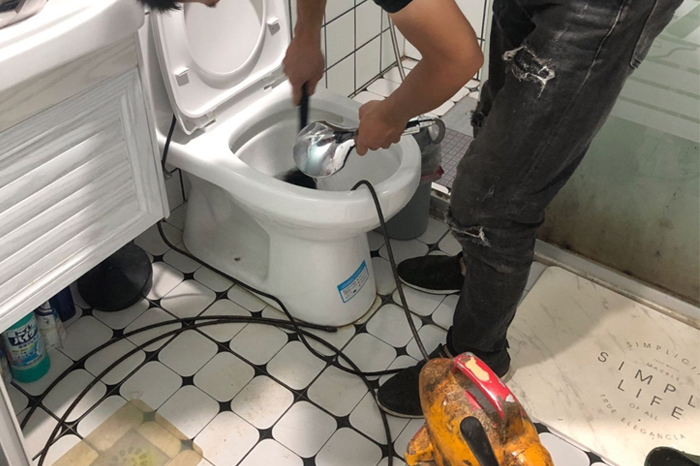 郑州马桶堵塞自己疏通还是找师傅?专业上门服务让你省时更省心